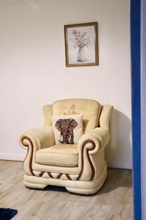Entire Family Vacation . Wifi . Free Parking Appartement *